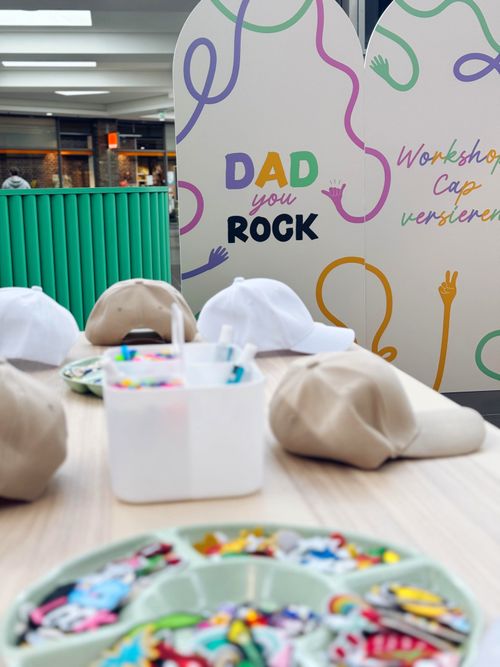 Kinderen ontwerpen Vaderdagpetten tijdens de Dad You Rock activatie in winkelcentrum Zijdwaard, georganiseerd door Bryte.