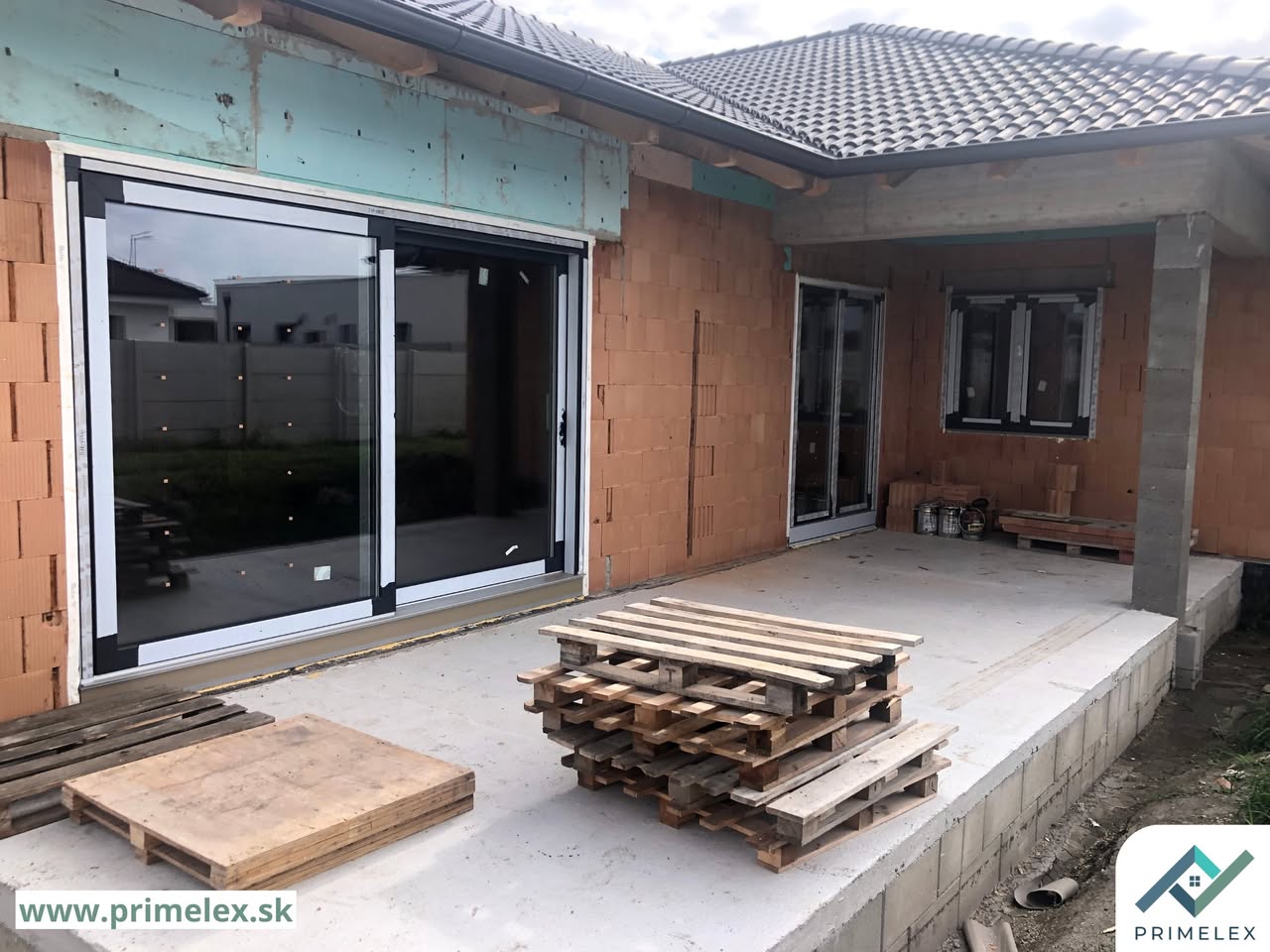 Plastové okná, vchodové dvere, posuvné systémy - Galanta