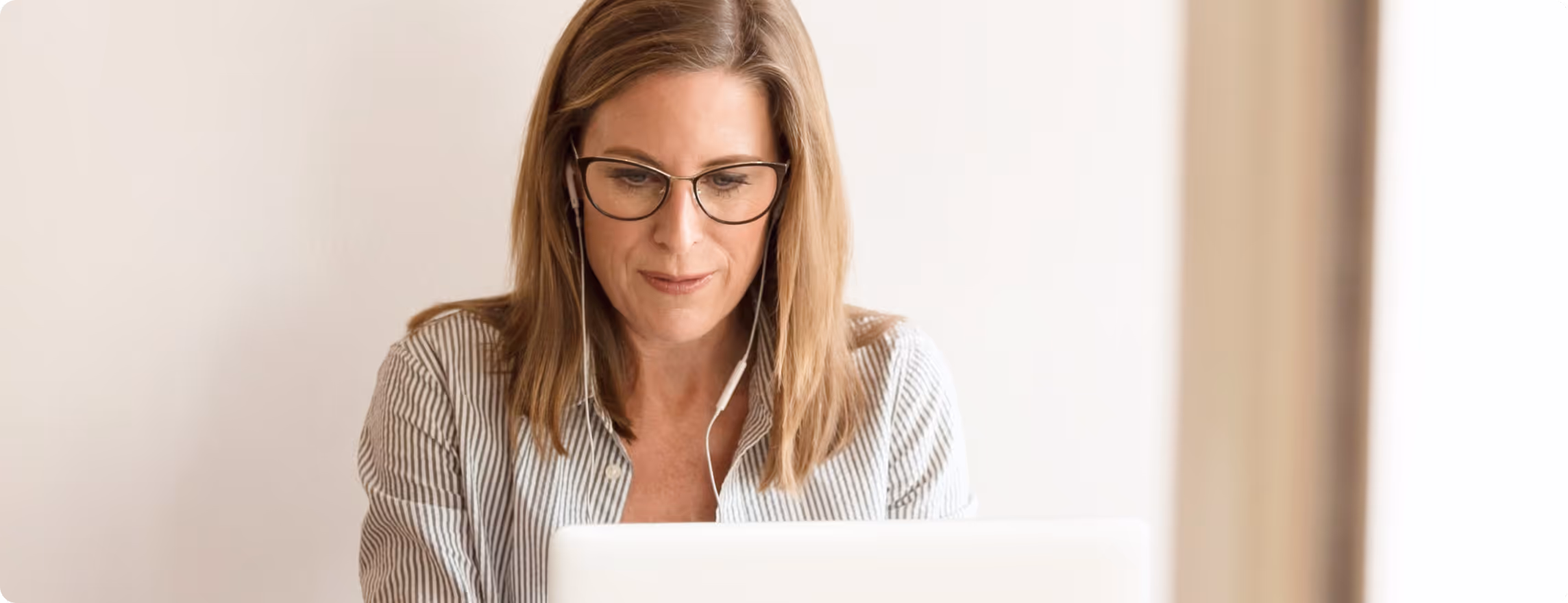 A women looking on her macbook