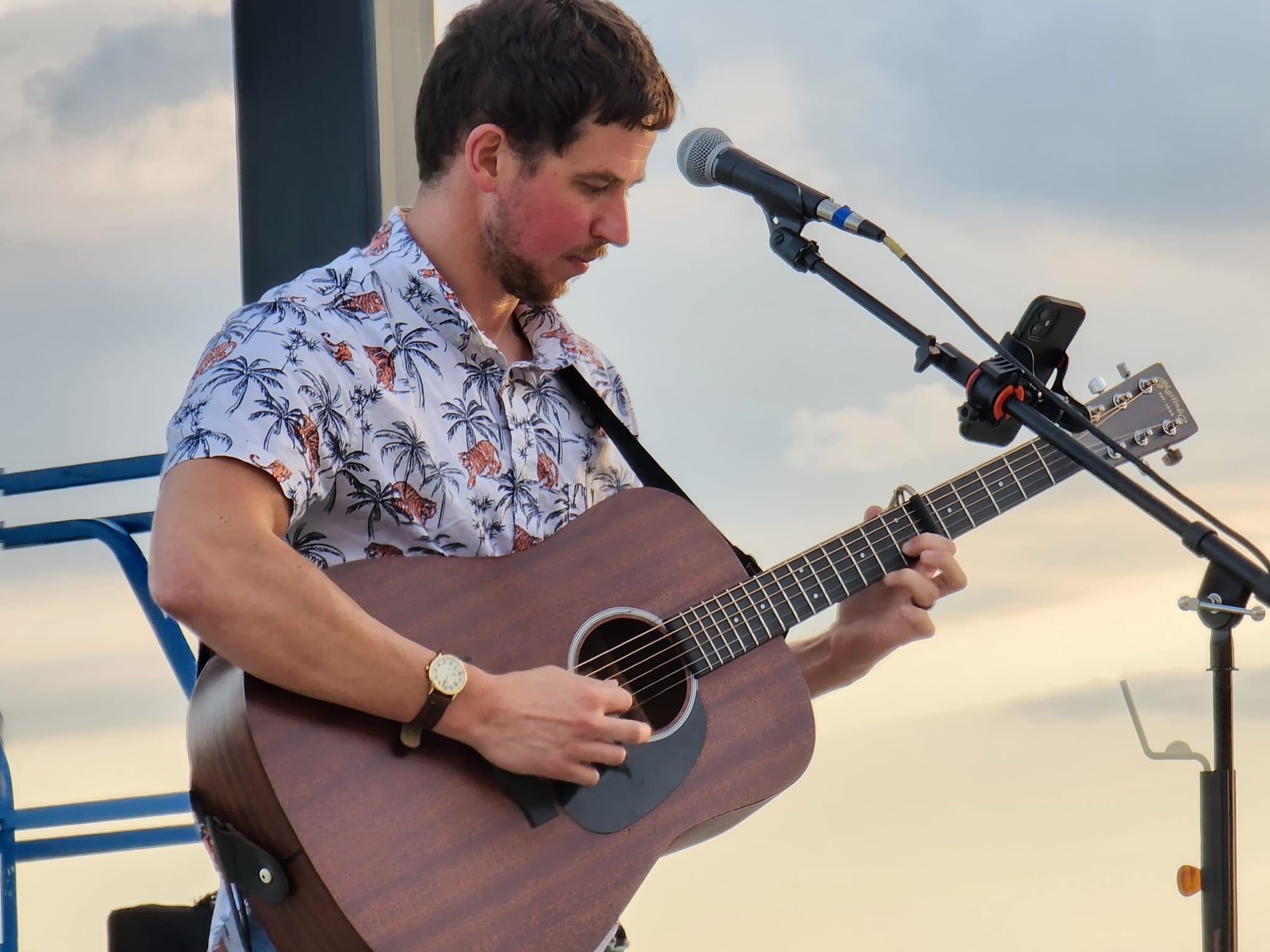 Live music with Evan Holcombe