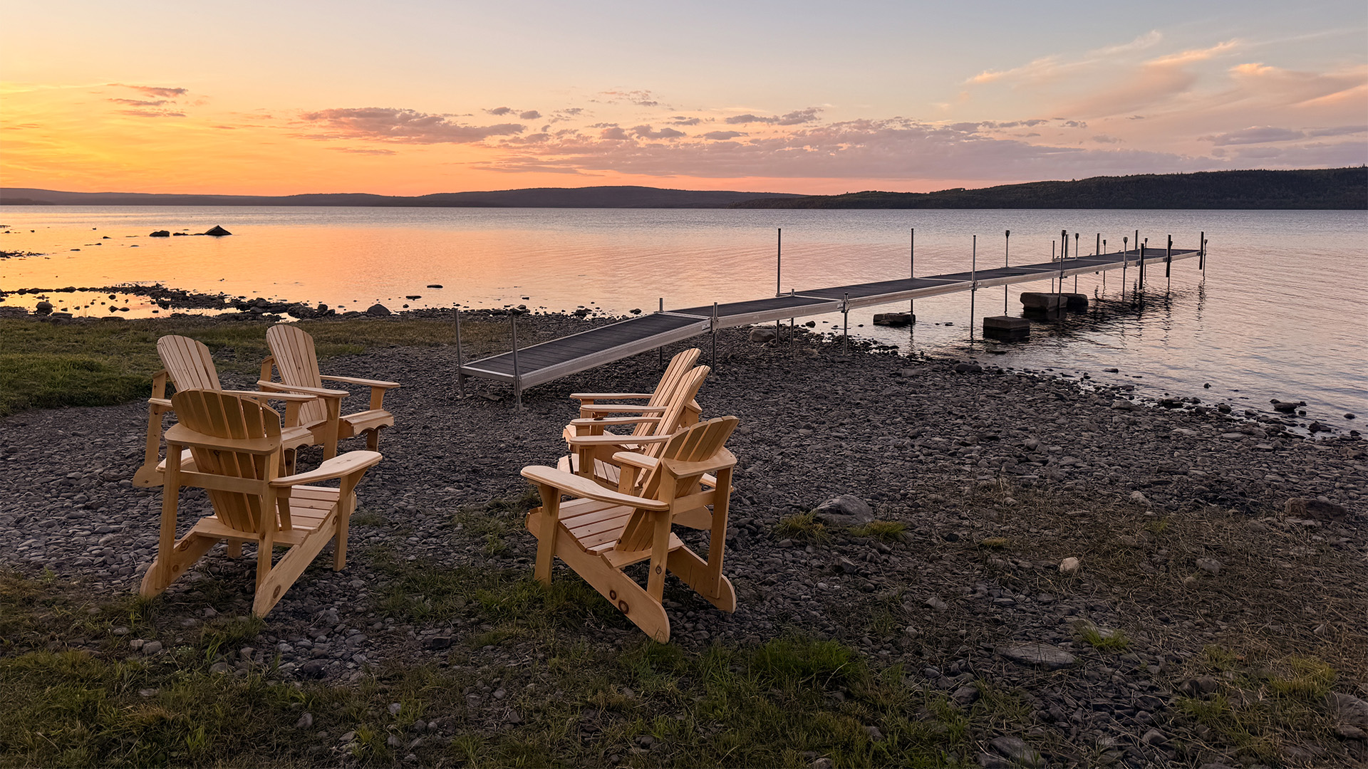 Chalet 16 – salle de bain moderne avec douche en céramique, toilettes et finitions élégantes.
