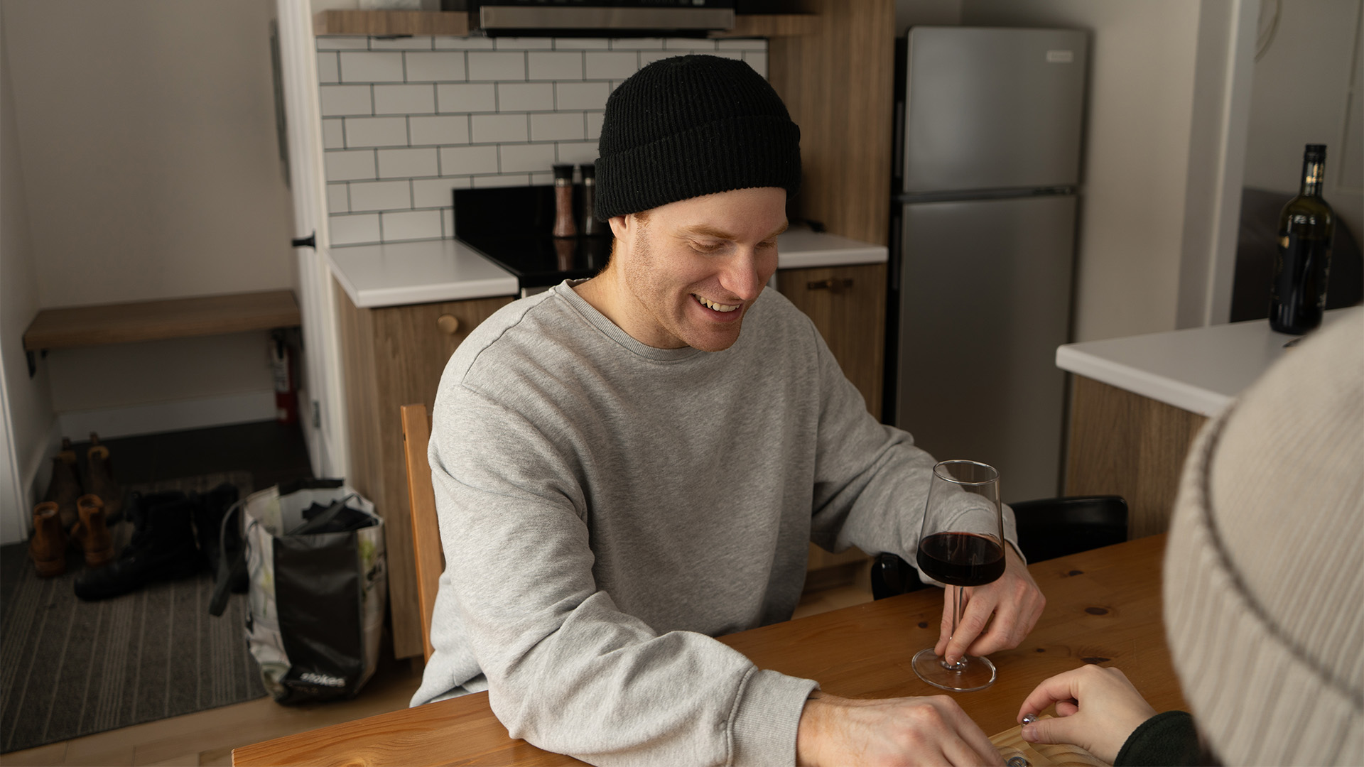 Chalet 16 – petite chambre avec lit queen et fenêtre offrant une belle vue sur l'extérieur.
