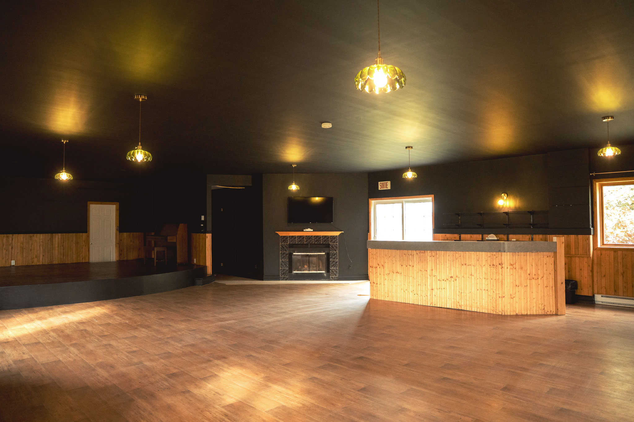 Chalet 16 – petite chambre avec lit queen et fenêtre offrant une belle vue sur l'extérieur.