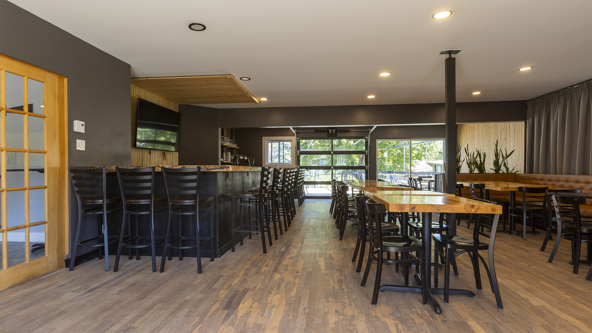 Chalet 16 – petite chambre avec lit queen et fenêtre offrant une belle vue sur l'extérieur.