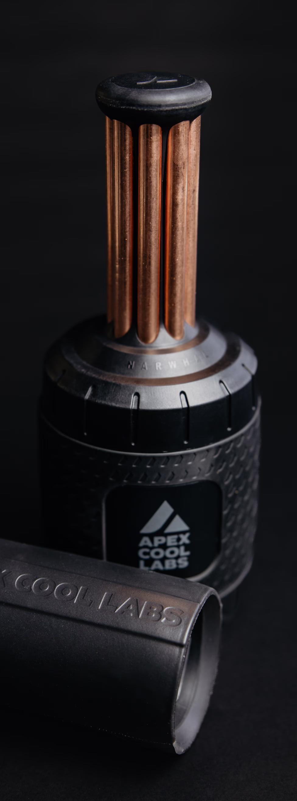 Narwhals: Portable palm cooling device for heat stress mitigation and performance enhancement. 