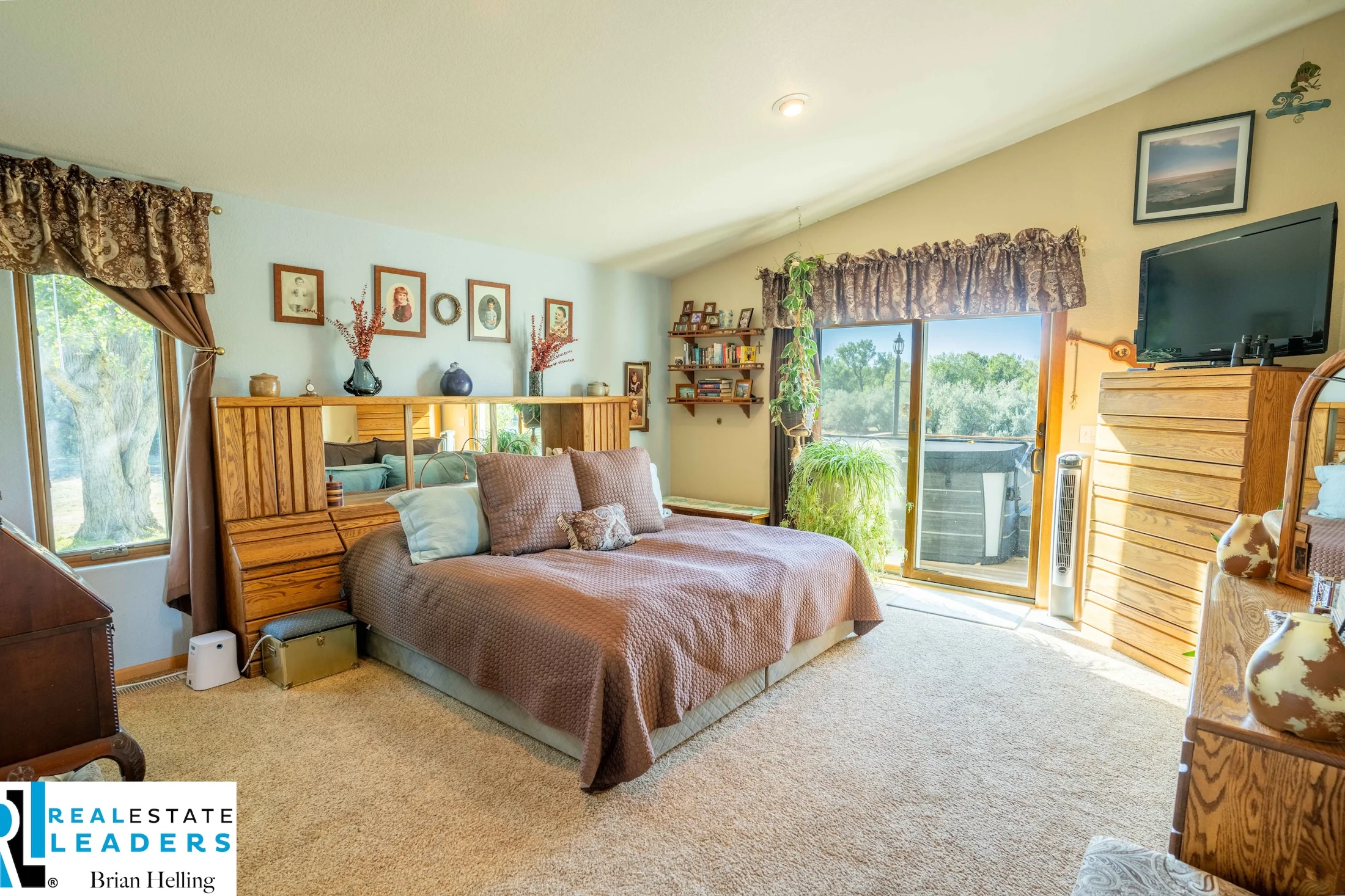 Bedroom with direct access to the deck