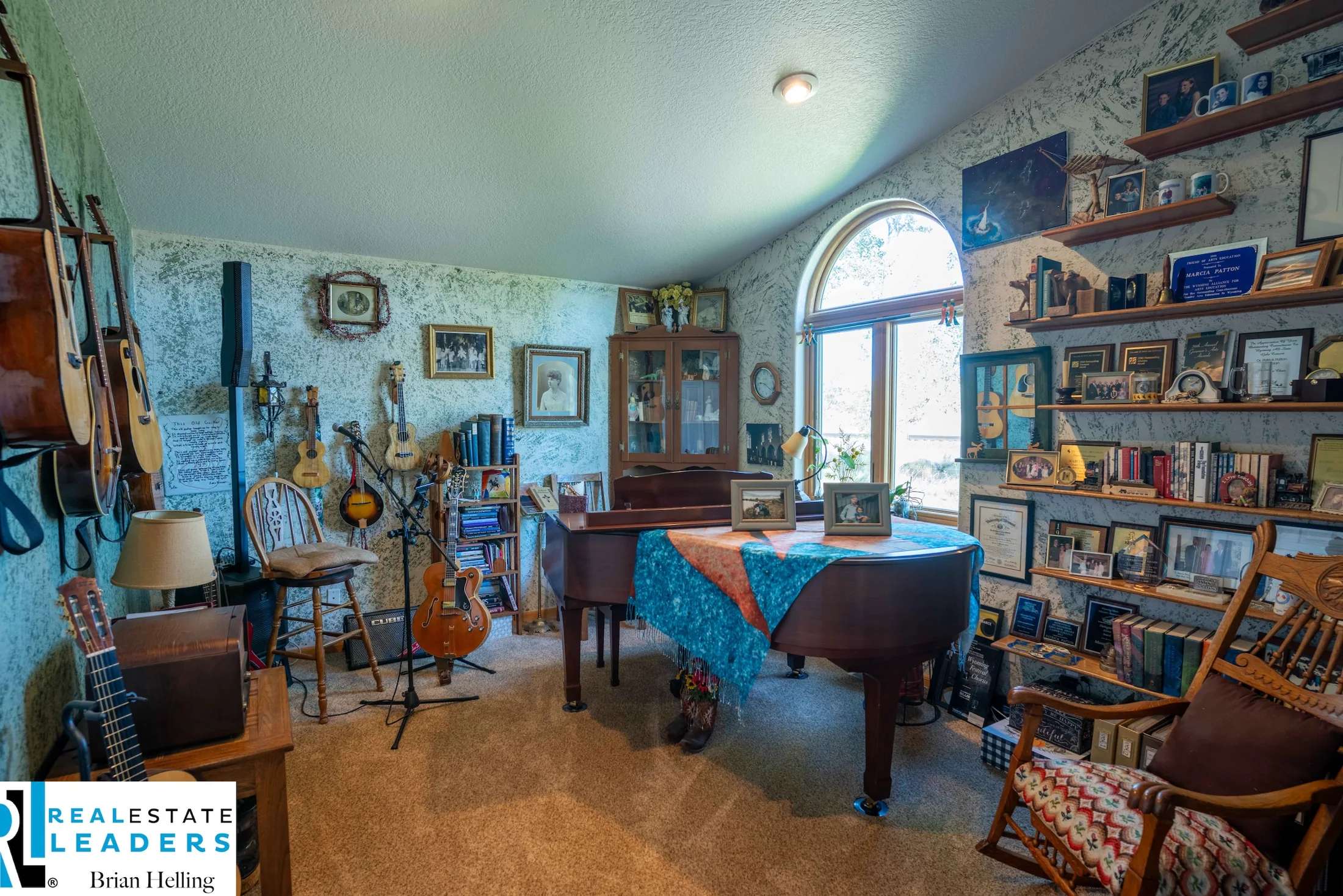 A bright sitting room with an arched window