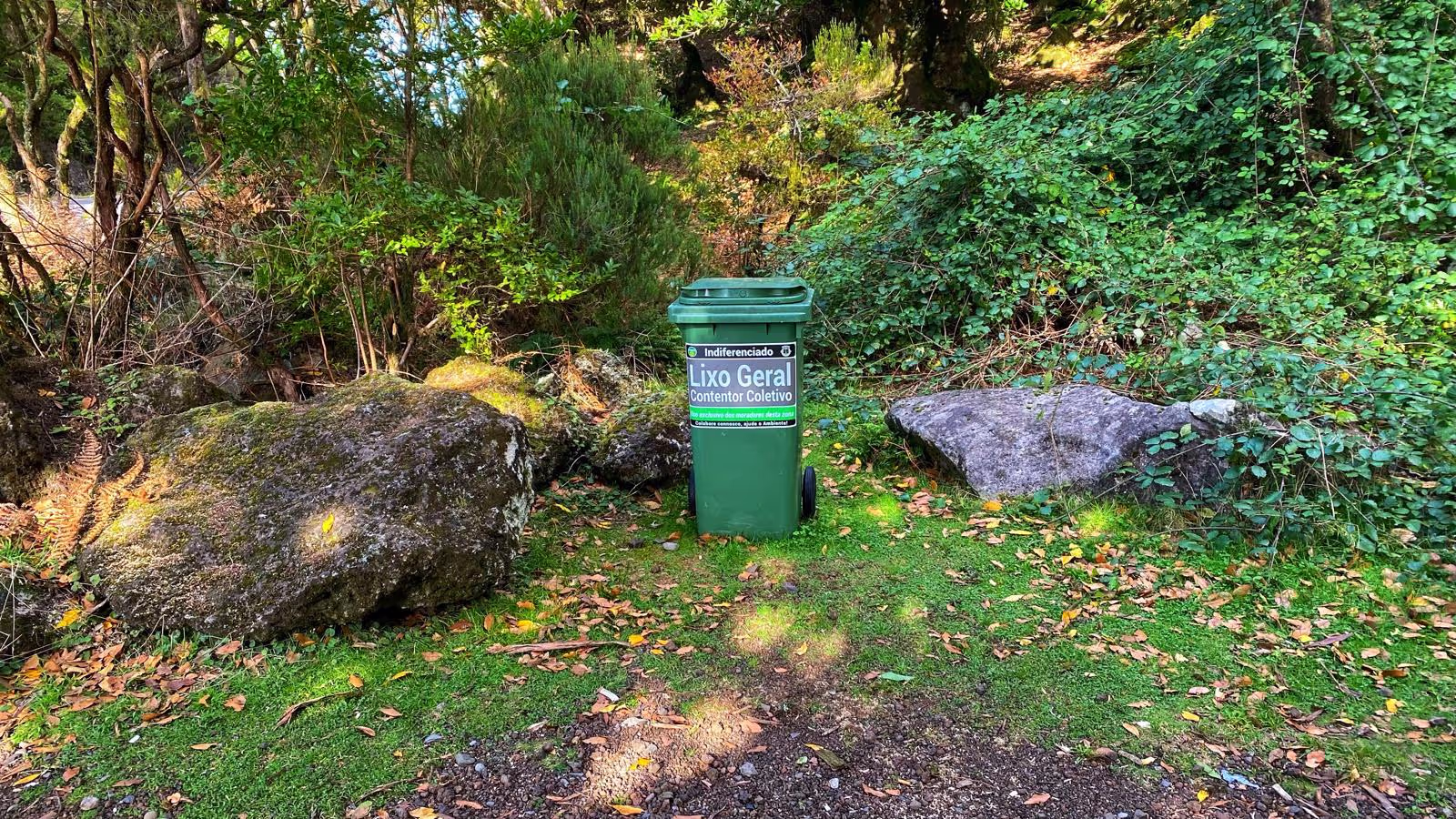 A small trashbin at the barbecue of Fanal