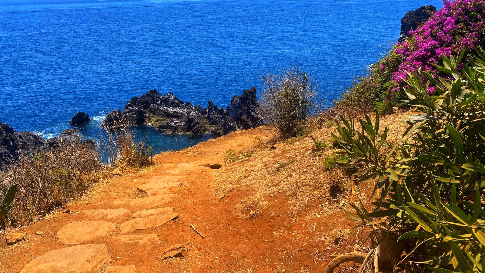the walk is dangerous down to the natural pools of Poças do Governador