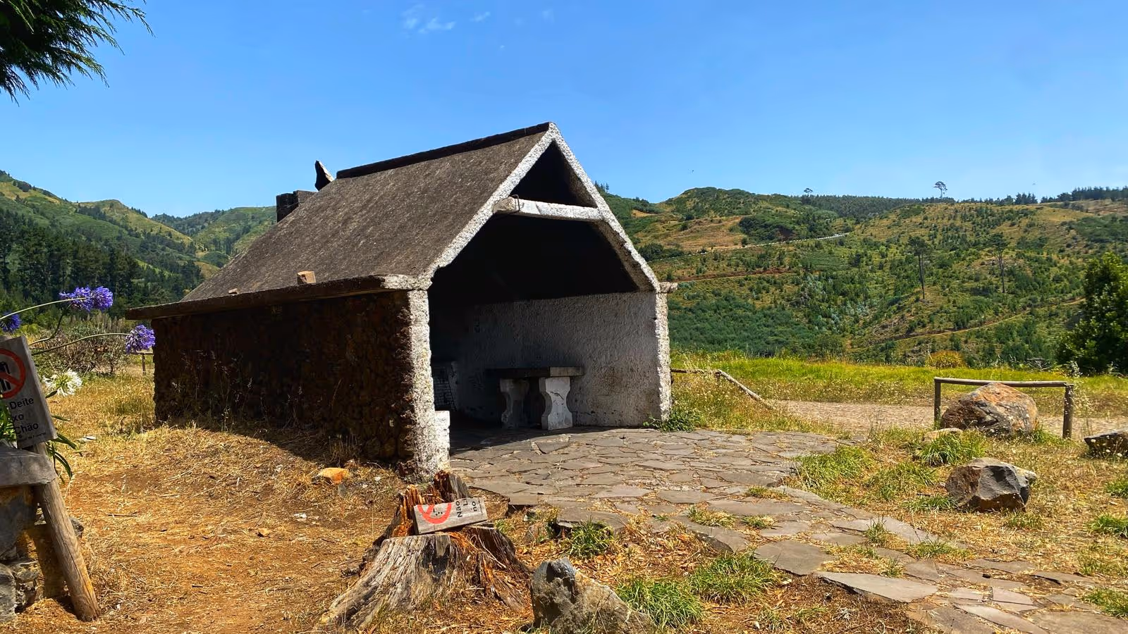 The grill of Barbecue do Pico Grande in the Mountains