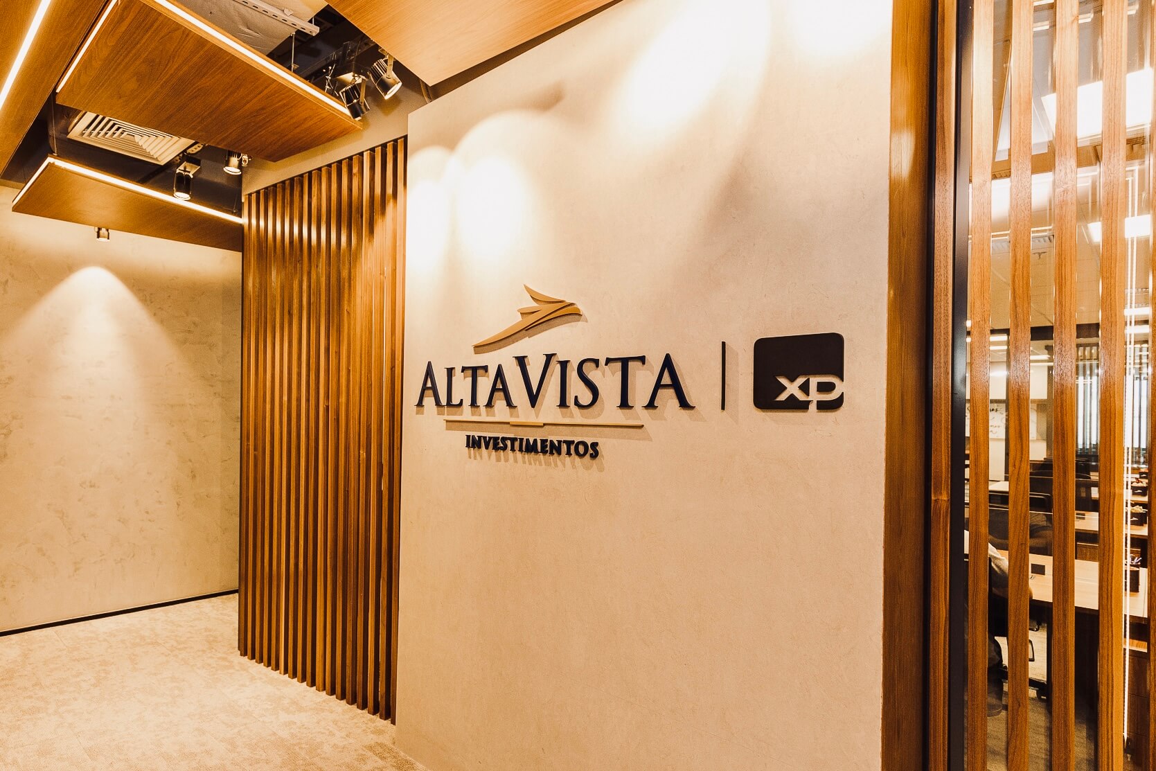 Foto do escritório da Alta Vista em preto-e-branco. O logo da empresa é mostrado na foto com o texto "Alta Vista Investimentos."