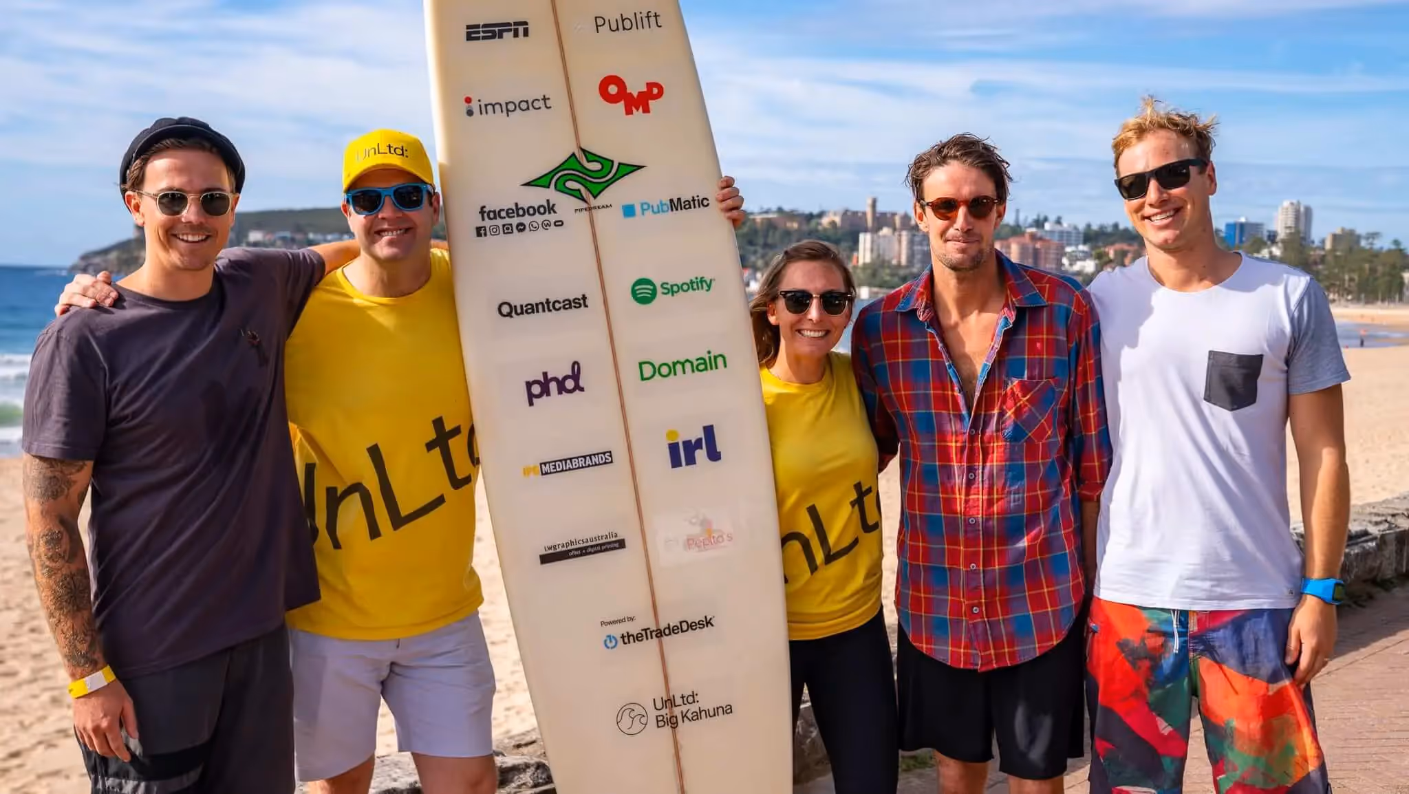 Surfeando en el evento benéfico de surf The Big Kahuna con UnLtd