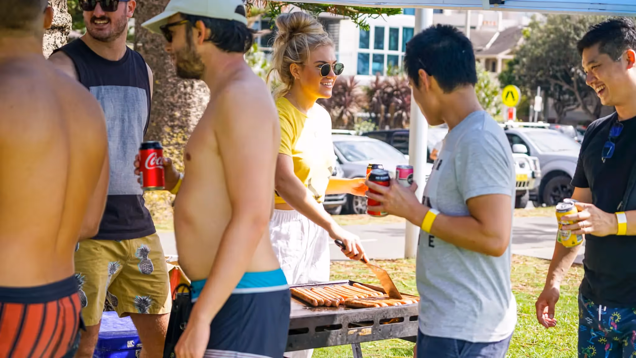 Las salchichas chisporrotean en el evento benéfico de surf The Big Kahuna con UnLtd