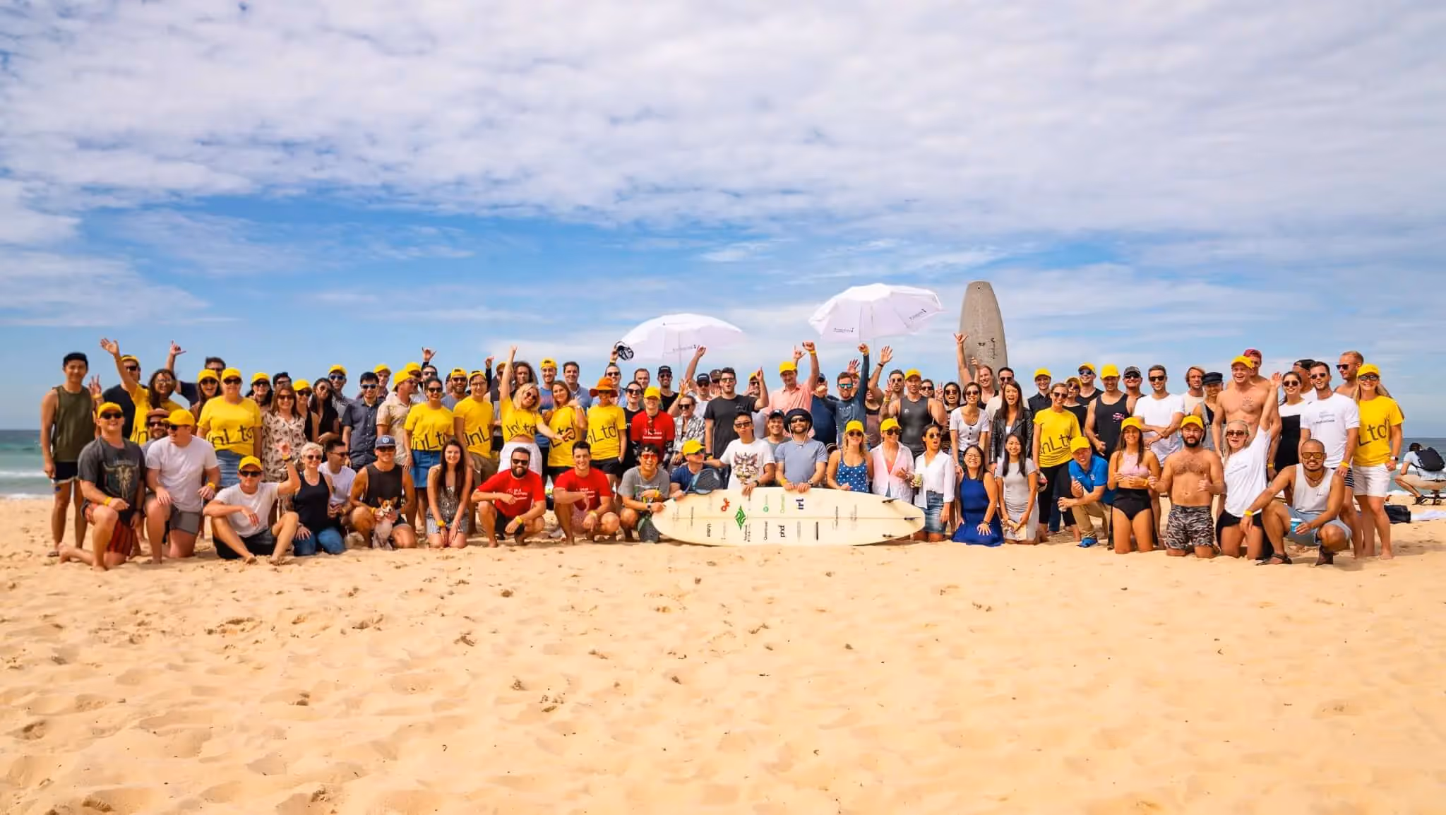 Foto de grupo en el evento benéfico de surf The Big Kahuna con UnLtd