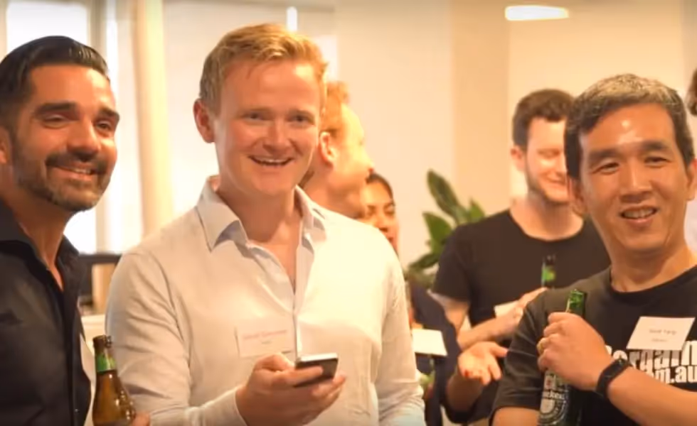 Verleger und Mitarbeiter spielen Quizspiele bei Publifts PubComm-Event in Sydney 2017