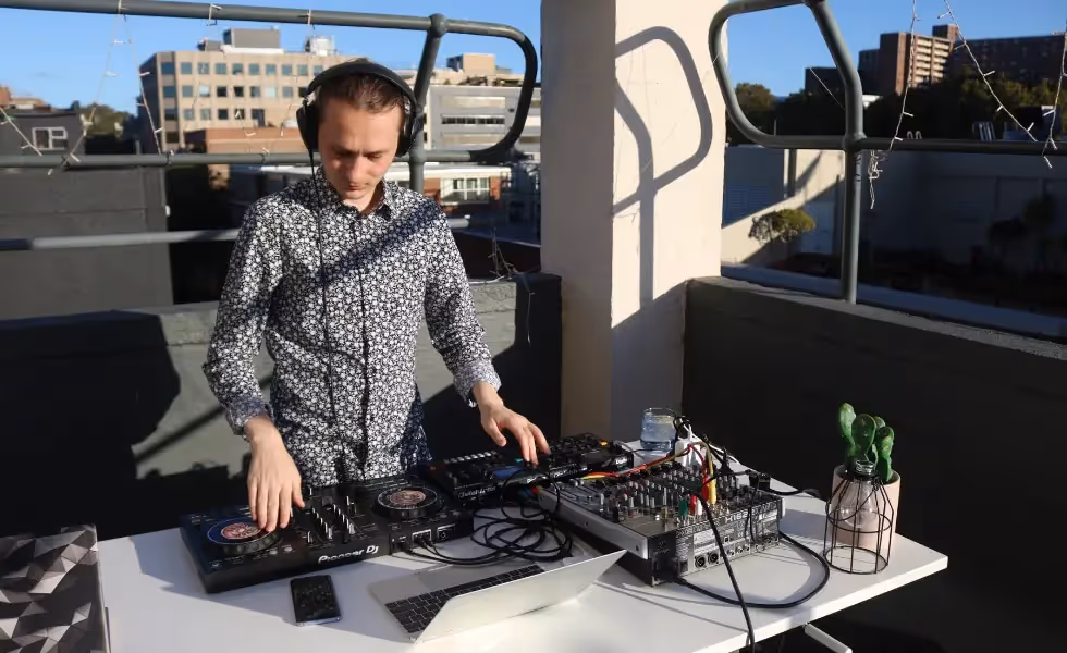 DJ à l'événement de collecte de fonds caritatif UnLtd. sur le balcon du siège de Publift