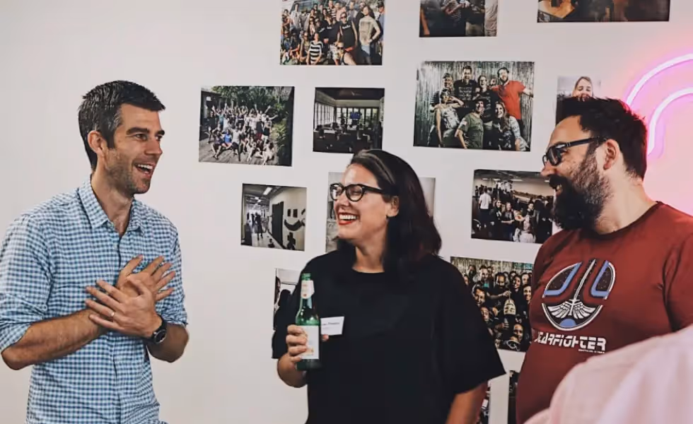 Colm s'adressant aux participants de l'événement PubComm à Melbourne