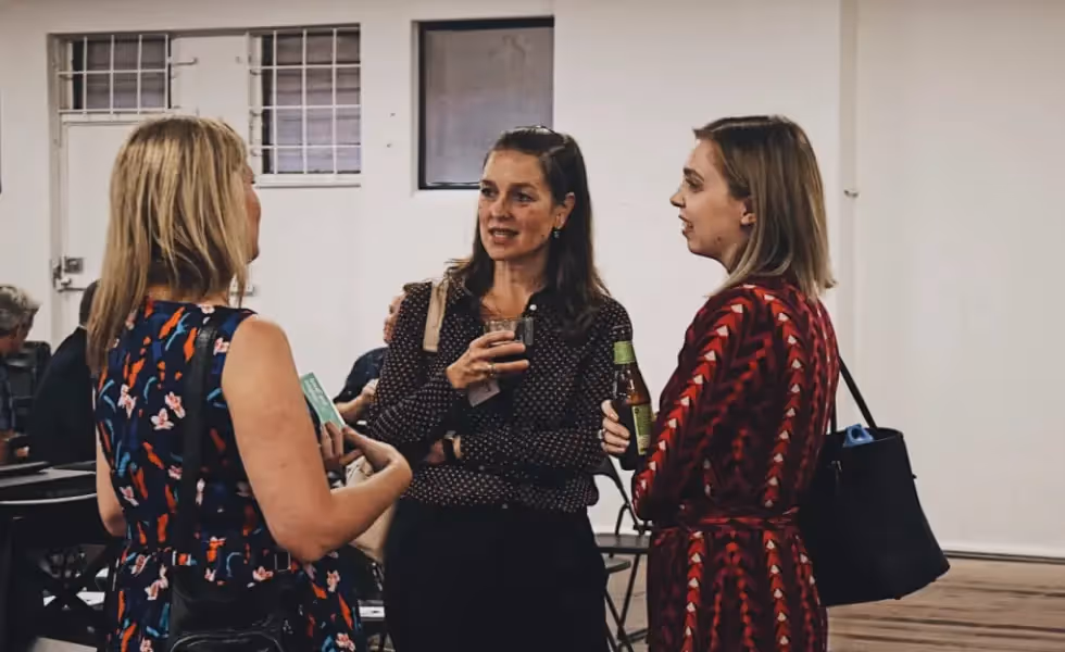 Les participants se mêlent à l'événement PubComm à Melbourne
