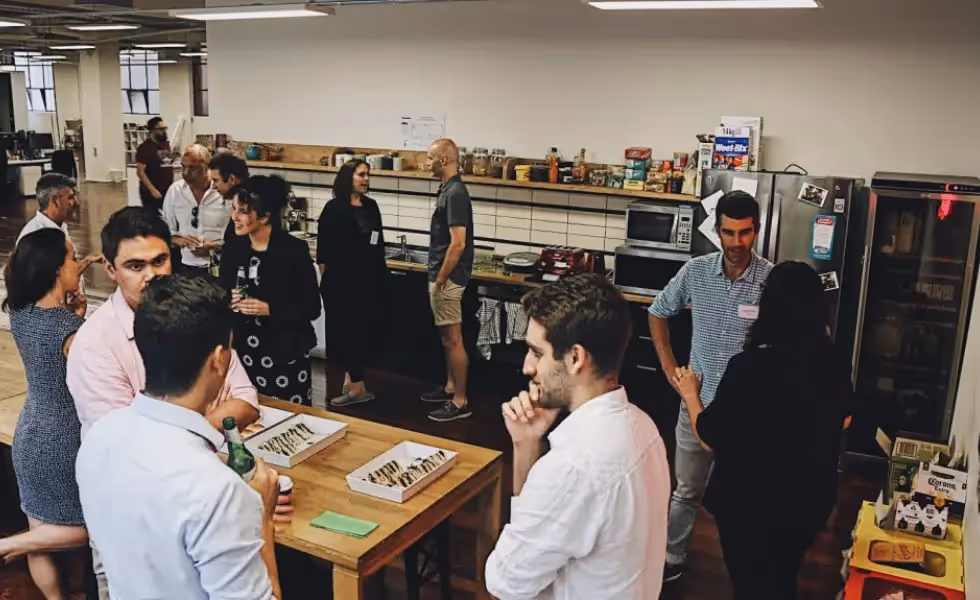 Les participants se mêlent à l'événement PubComm à Melbourne