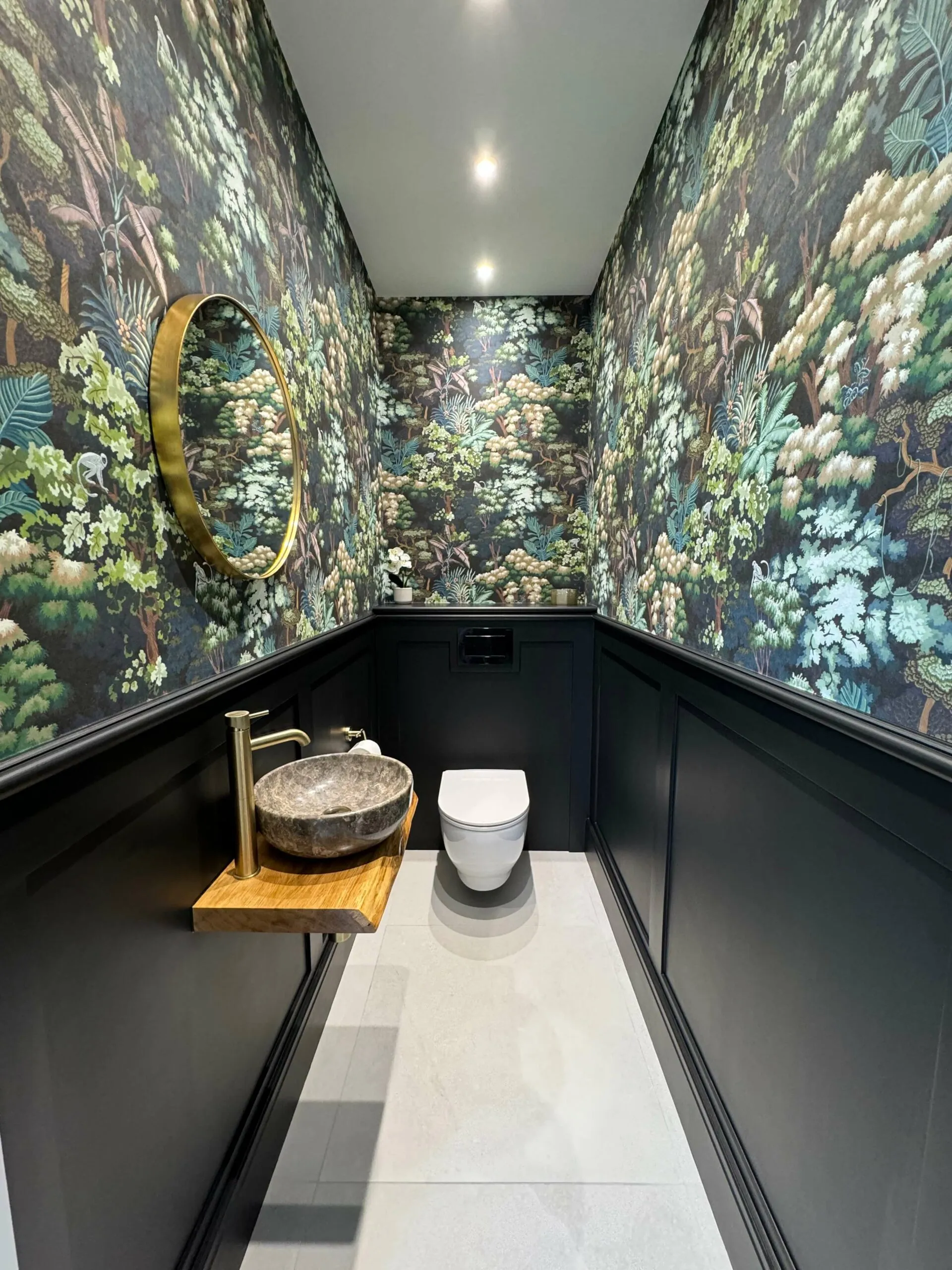 A bathroom with a toilet and a sink.