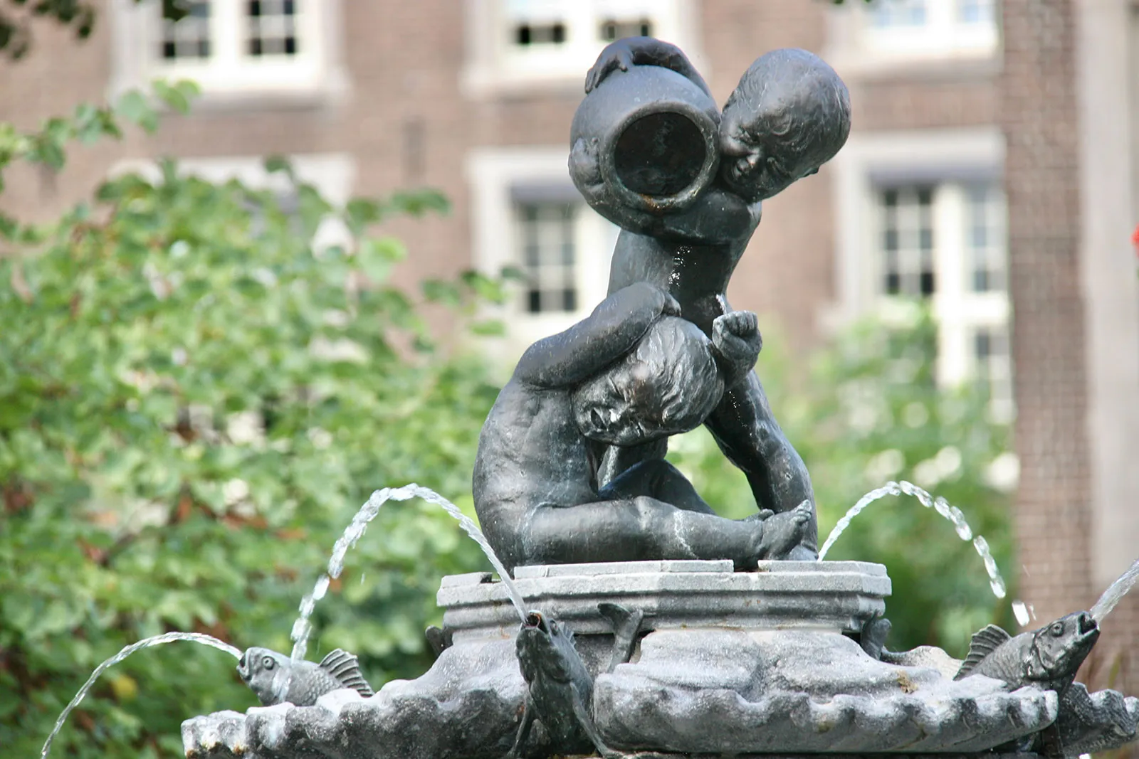 Beeld op fontein in Roermond