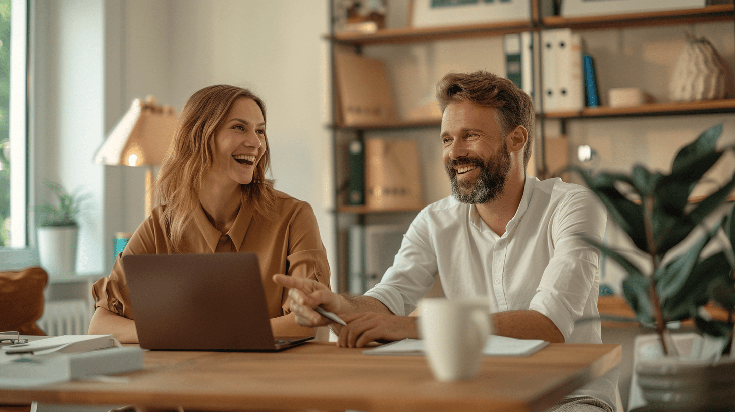 Une personne assise devant un ordinateur suit une formation en ligne, entourée de notes et de documents. L'image illustre l'apprentissage des compétences nécessaires pour créer des applications et gérer du contenu sur une plateforme no code.