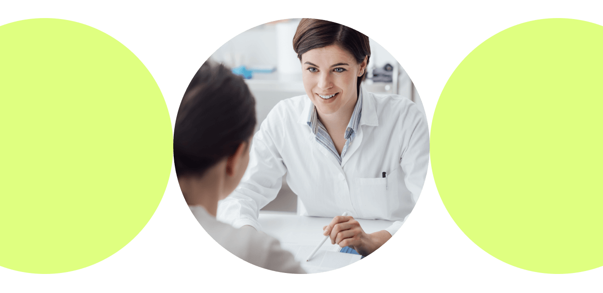 Ärztin führt ein freundliches Gespräch mit einer Patientin in der Praxis