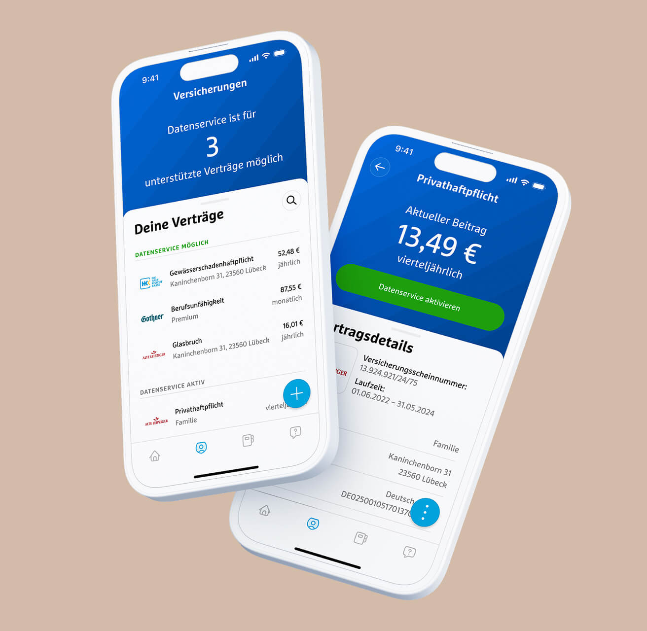 Zwei Smartphones zeigen die Benutzeroberfläche einer Versicherungs-App mit einer Übersicht der Verträge und Details zur Privathaftpflicht.