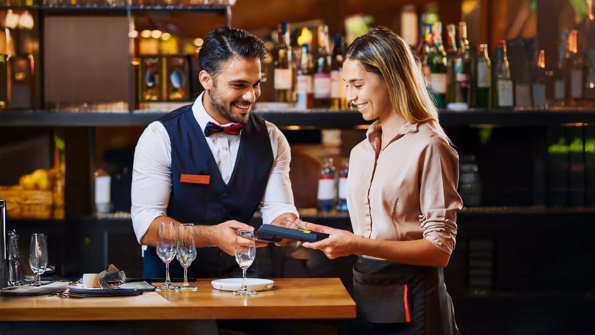 I fysiske butikker ses i stigende grad trådløse betalingsterminaler