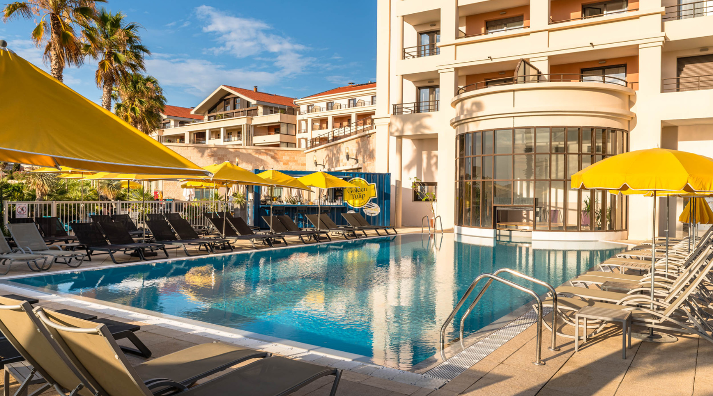 Un hôtel 5 étoiles niché en montagne, avec piscine chauffée, spa, restaurant gastronomique et chambres offrant une vue imprenable sur les sommets.