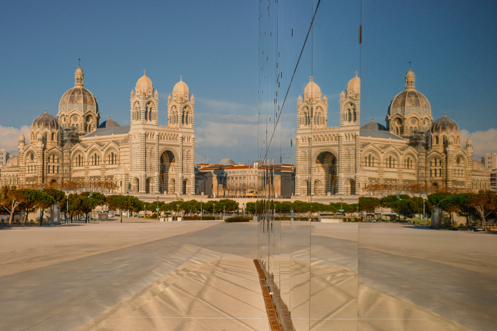Visite culturelle de Marseille avec vue sur une église emblématique près de l'hôtel Villa Massalia.