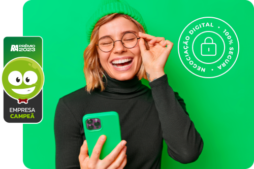 Fotografia de uma mulher sorrindo e olhando para o celular. Selo de empresa campeã do Prêmio Reclame Aqui.