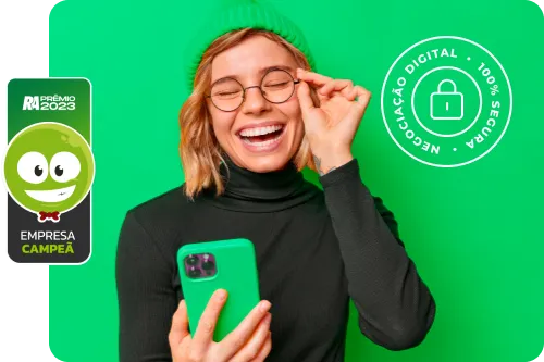 Fotografia de uma mulher sorrindo e olhando para o celular. Selo de empresa campeã do Prêmio Reclame Aqui.