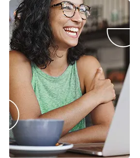 Fotografia de uma mulher sorrindo e olhando para cima.
