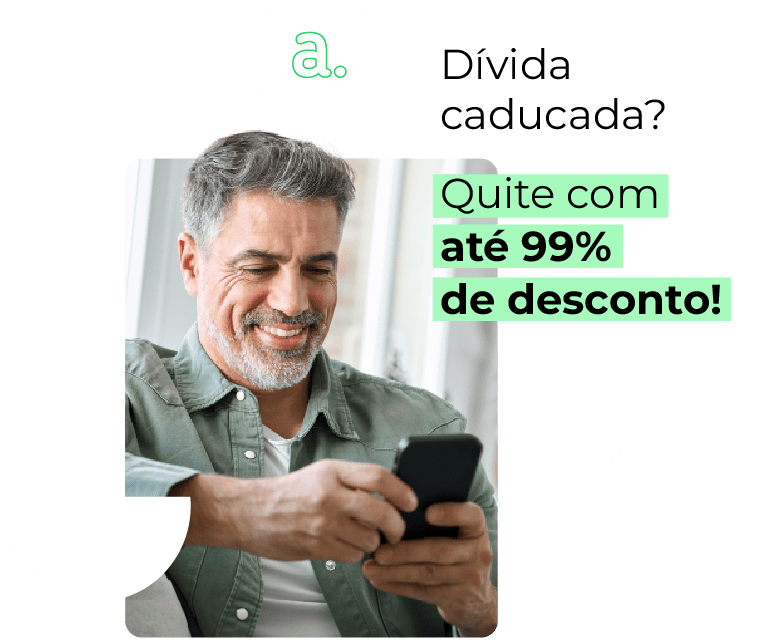 Fotografia de um homem mexendo no celular. Na imagem, está escrito: "Dívida caducada? Quite com até 99% de desconto!"