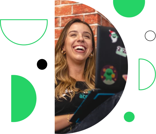 Fotografia de uma colaboradora da Acerto sorrindo.