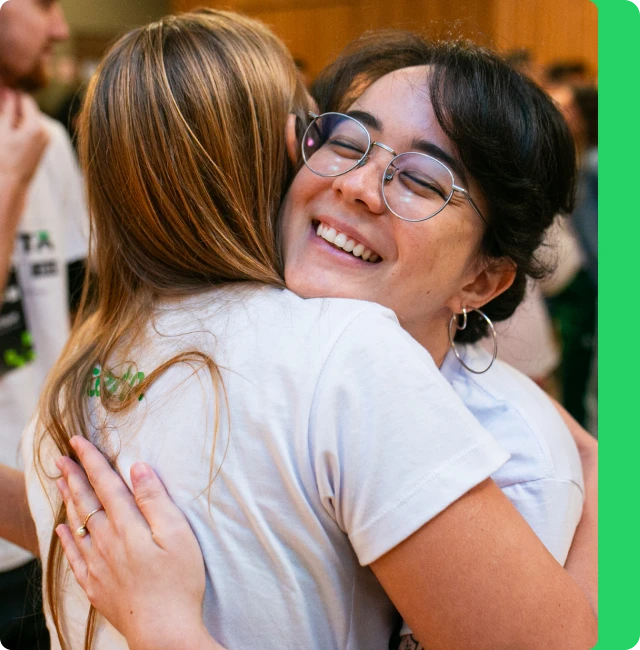 Fotografia de duas colaboradoras da Acerto sorrindo.