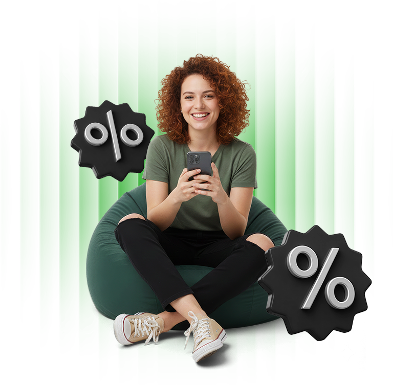 Fotografia de uma mulher sorrindo enquanto usa o celular.