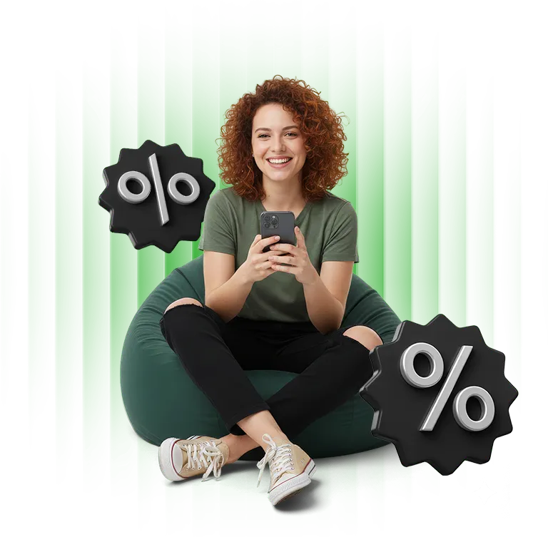 Fotografia de uma mulher sorrindo enquanto usa o celular.