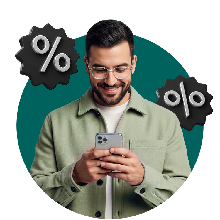 Fotografia de um homem sorrindo enquanto usa o celular.