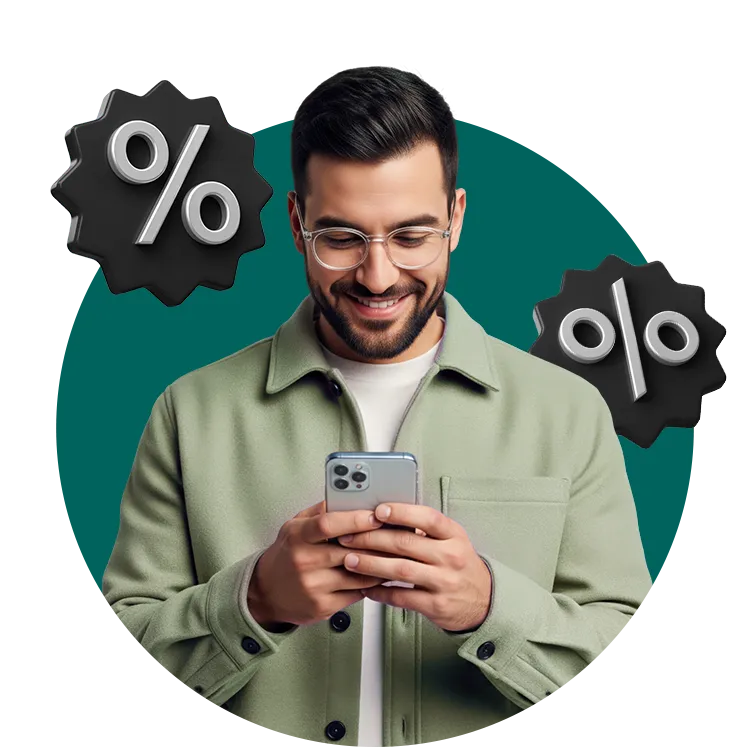 Fotografia de um homem sorrindo enquanto usa o celular.