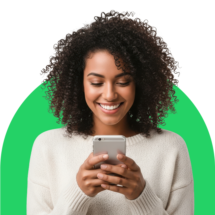 Fotografia de uma mulher sorrindo enquanto usa o celular.