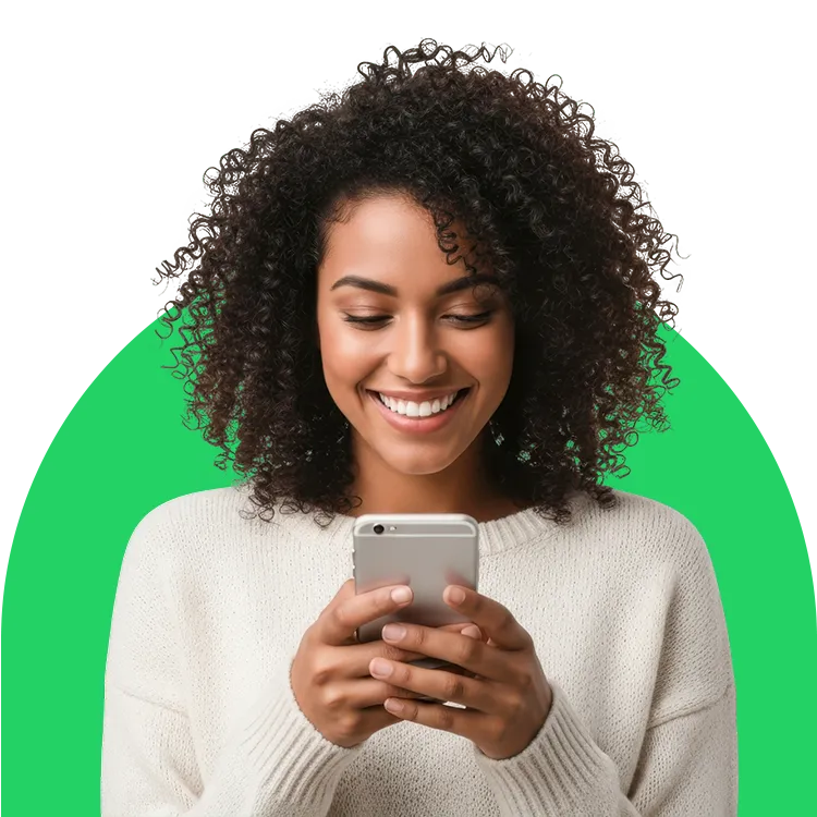 Fotografia de uma mulher sorrindo enquanto usa o celular.