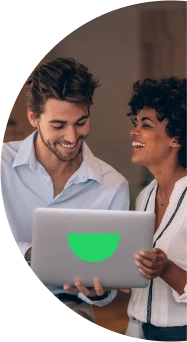 Fotografia de um homem e uma mulher sorrindo e trabalhando juntos.