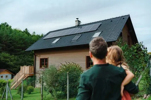 Familie spart Strom-Kosten Tag und Nacht