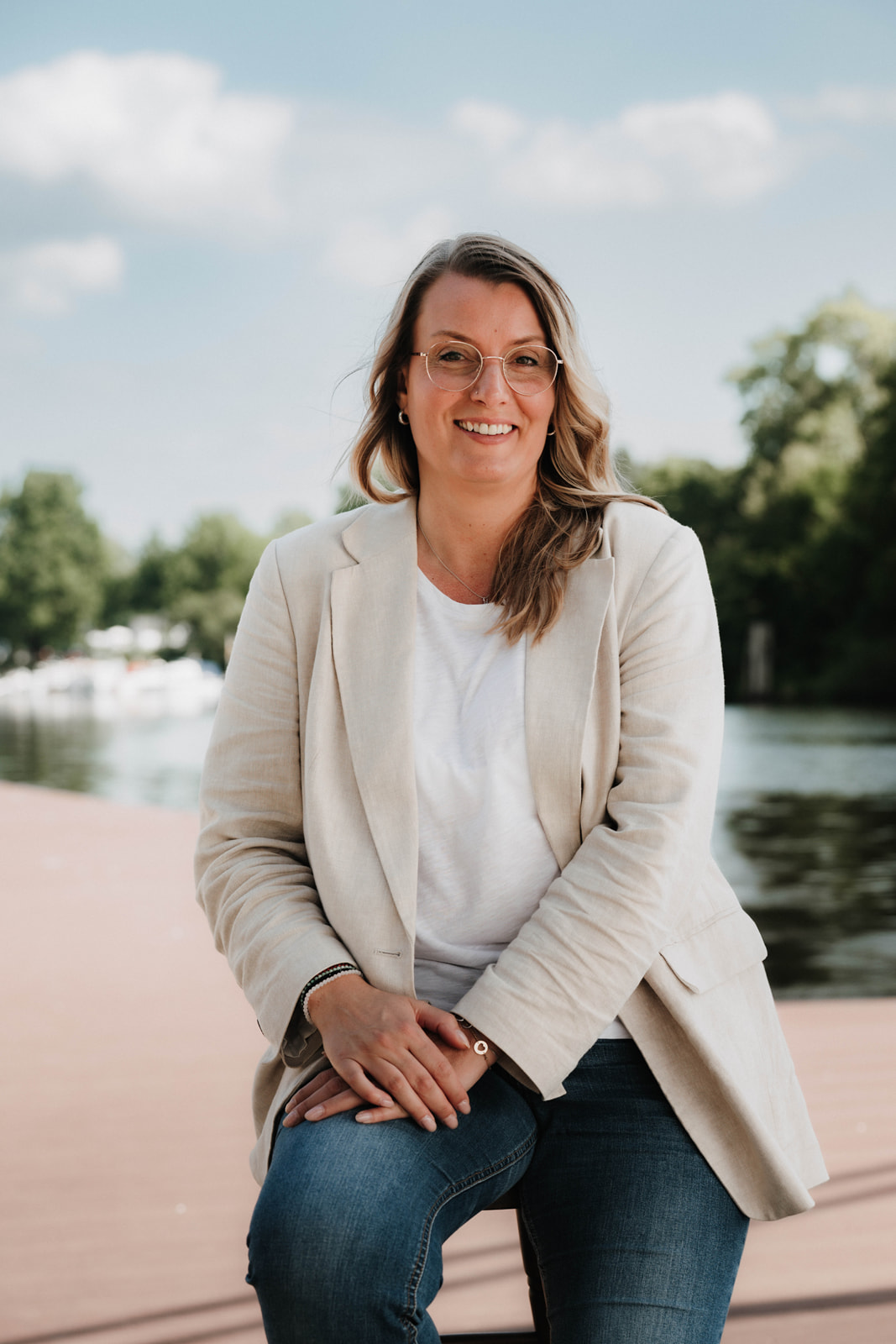 Kathleen - Mitbegründerin lacht in die Kamera