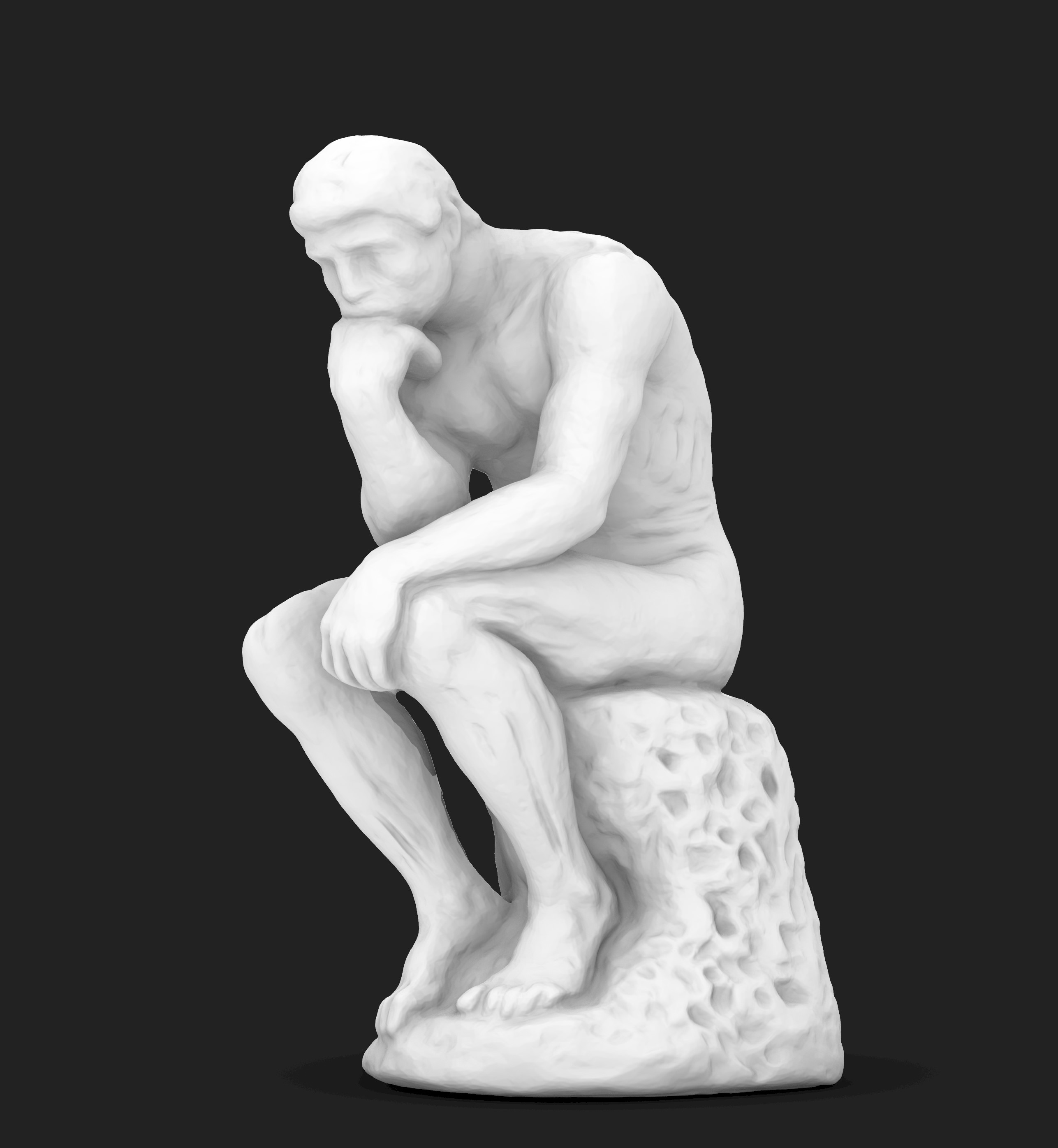 Statue blanche d’un homme pensif assis, appuyant son menton sur sa main, sur fond noir.