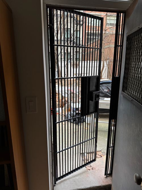 DG159 Kendi door with vertical bars