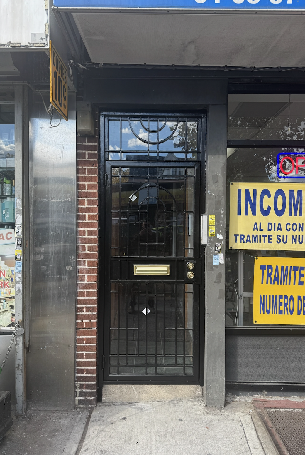 DG165 Entrance door with mailbox slot and geometric and arched pattern
