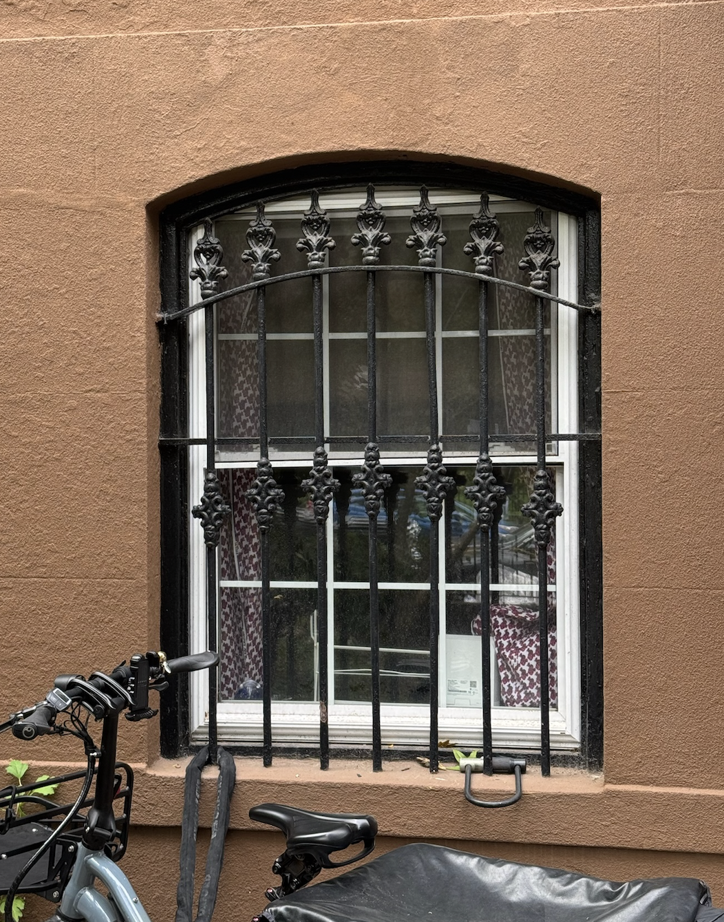 GU049 Arched grille with cast iron fleur-de-lis spear finials and ornamental knuckles. 